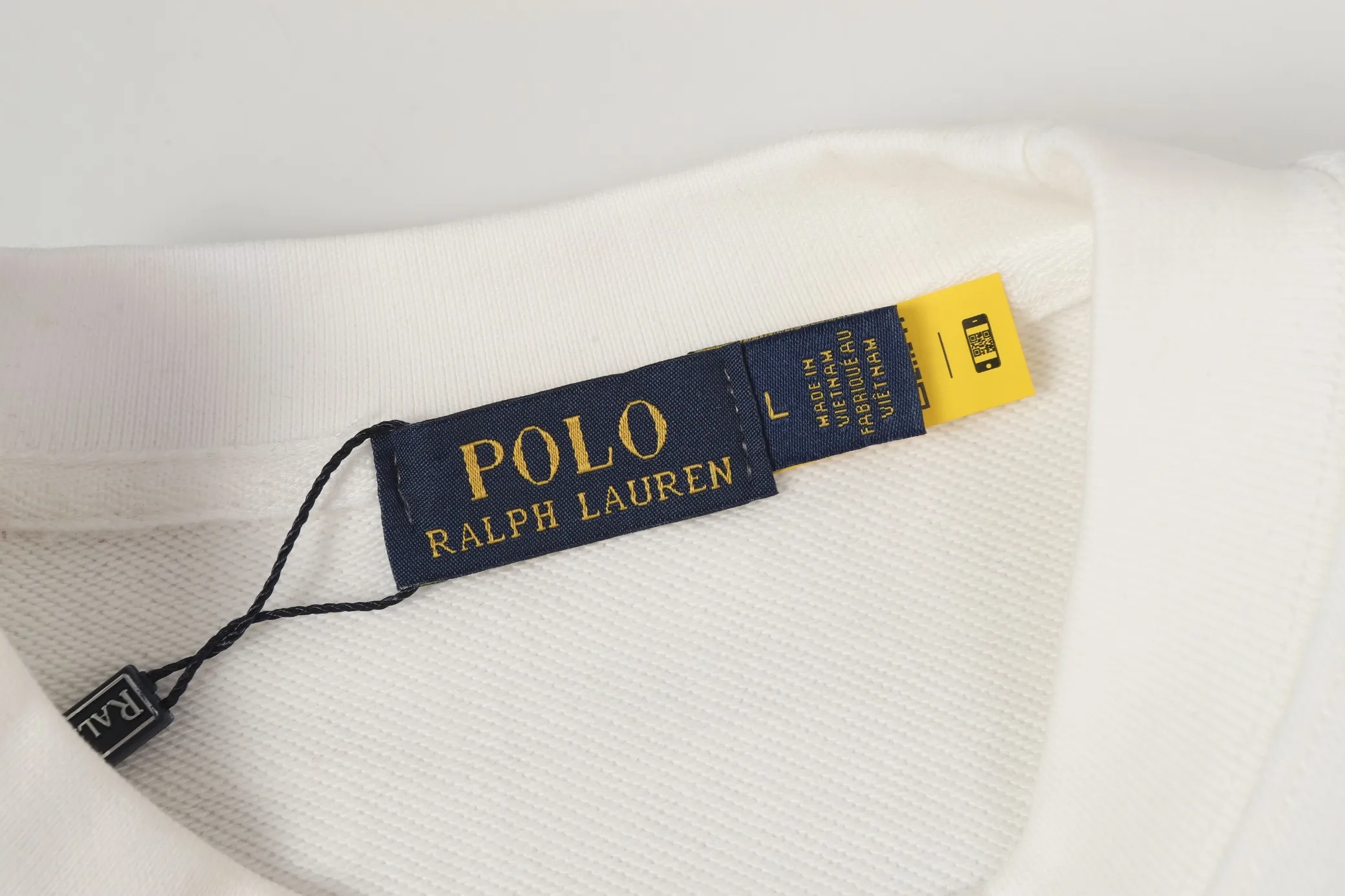 P200 Long-term stock] RalphLauren/Ralph Lauren 2025 autumn and winter new bear letter print 420g heavy large terry sweatshirt Ralph Lauren's age-reducing item, the coat fabric is made of 85% cotton ➕15% polyester, which not only retains the softness, comfort and breathability of cotton, but also adds the wear resistance and wrinkle resistance of polyester fiber, making the clothes more durable and easy to care for. Even in slightly cooler weather, you won't feel stuffy when wearing it. This kind of fabric has a natural crisp feel and is not easy to pill or deform. The bear on the chest is printed with English letters. It is full of color, full of three-dimensionality, and lifelike, adding a bit of liveliness and interest to the whole sweatshirt. There is no pressure to dress, regardless of age or gender. Complete accessories! Color: black, white, navy blue, light floral gray Size: M-L-XL-XXL